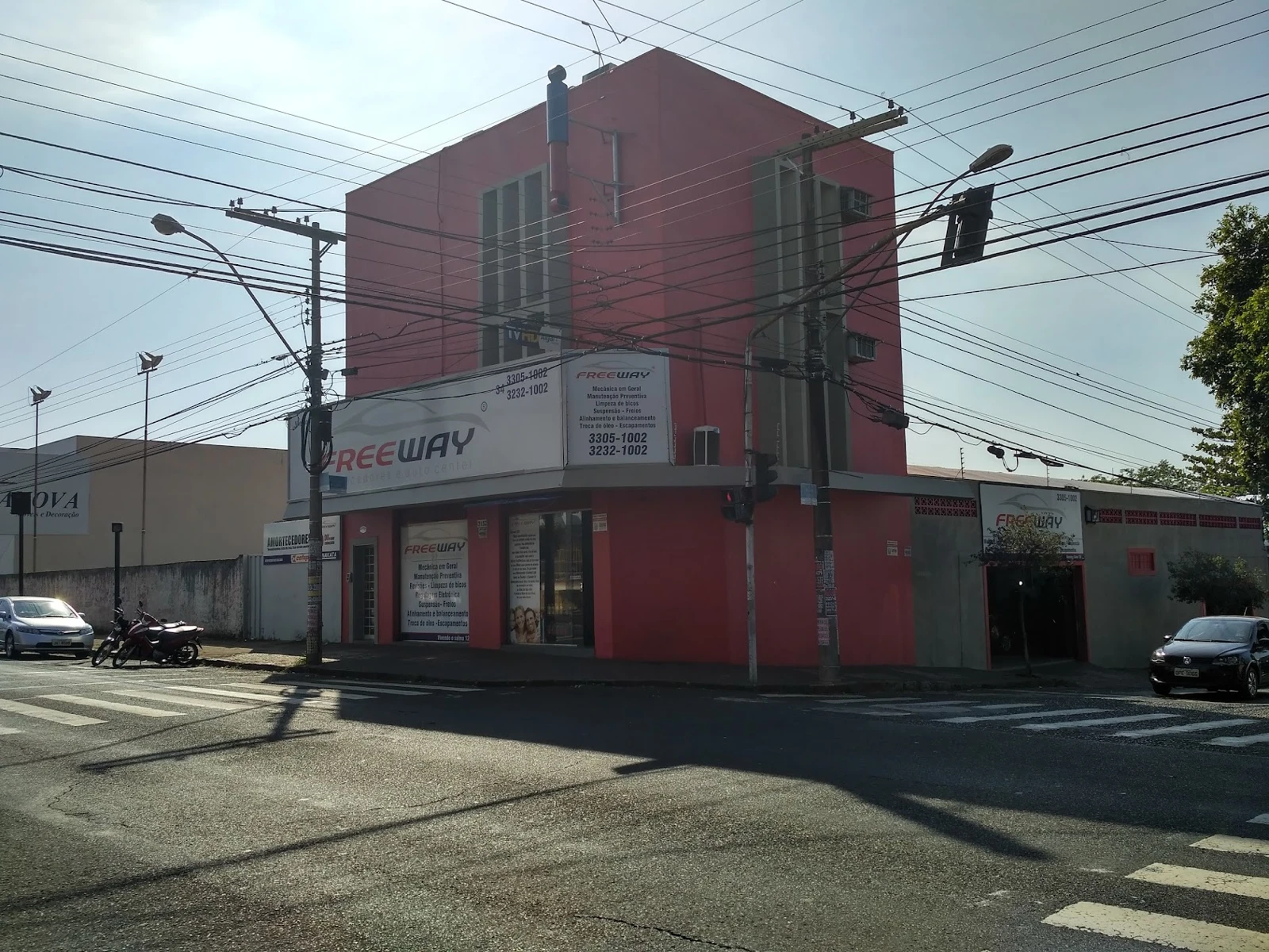 Fachada da Free Way Auto Center na Avenida Floriano Peixoto