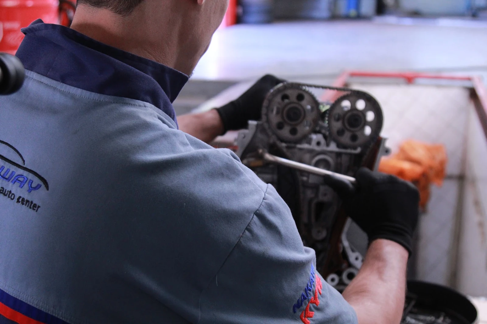Profissional da Free Way realizando manutenção em um motor